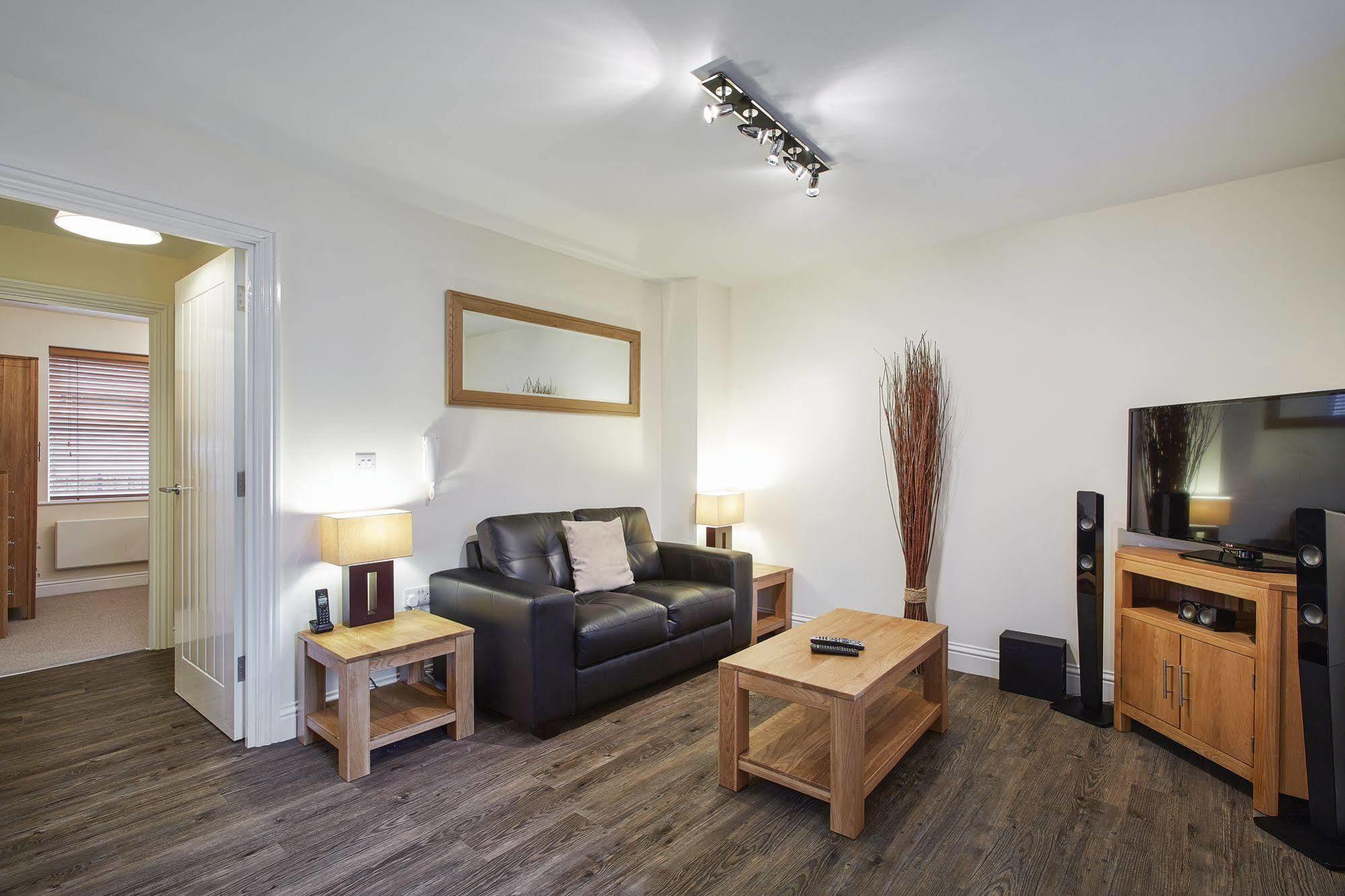 Swan Place Apartments By Viridian Apartments Суиндън Екстериор снимка