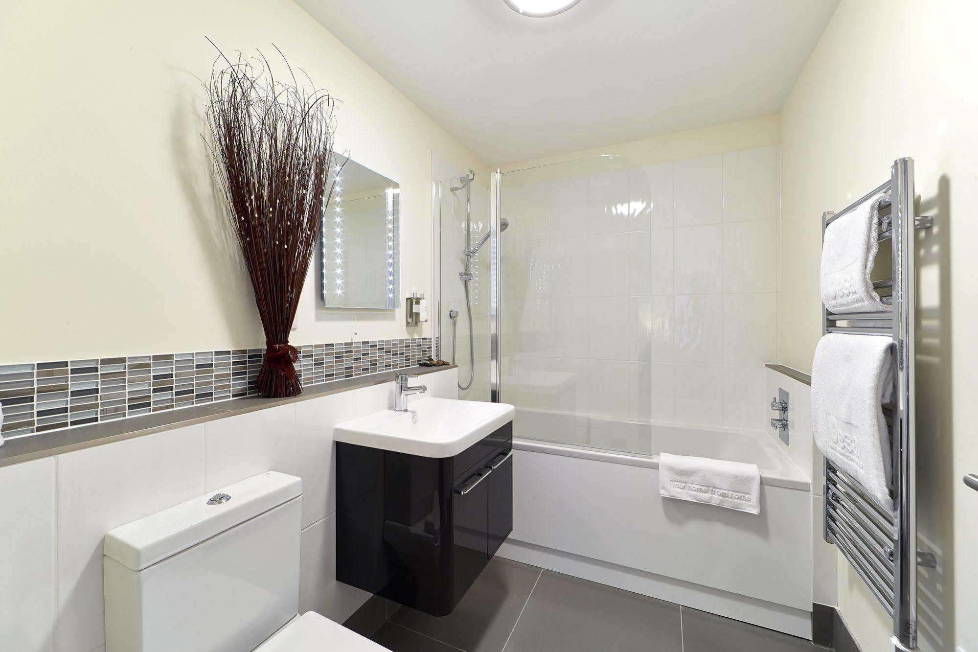 Swan Place Apartments By Viridian Apartments Суиндън Екстериор снимка