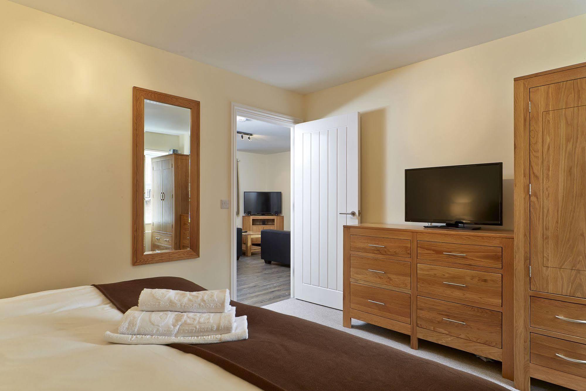 Swan Place Apartments By Viridian Apartments Суиндън Екстериор снимка