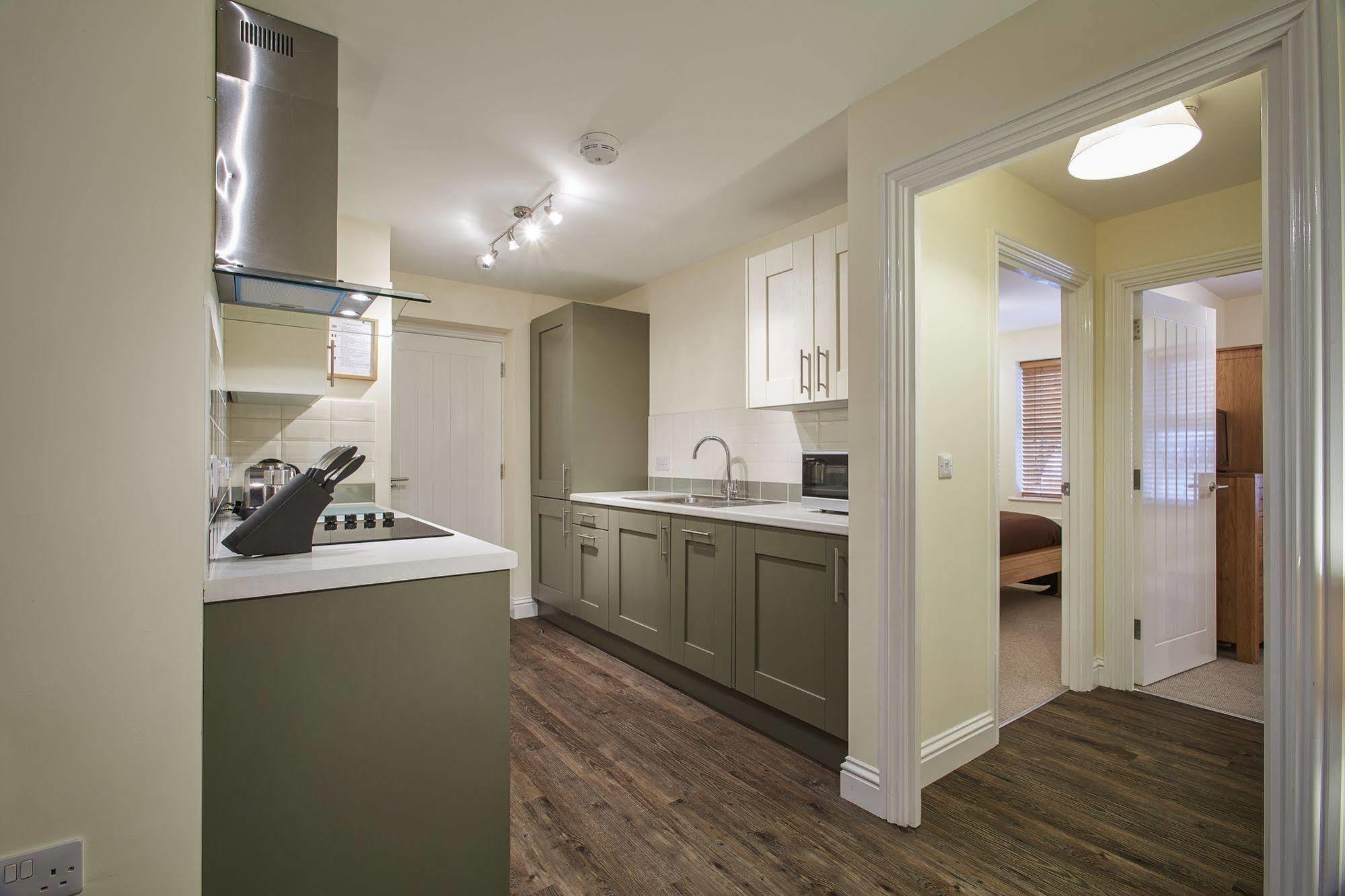 Swan Place Apartments By Viridian Apartments Суиндън Екстериор снимка